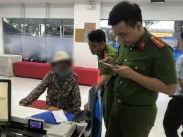Người phụ nữ Bình Định nhận tin nhắn cộng 300 triệu đồng vào tài khoản, phát hiện lừa đảo và kịp thời hoàn trả tiền.