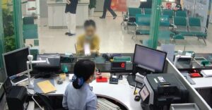 Cảnh Giác Lừa Đảo: Cụ Bà Vội Vàng Rút Tiết Kiệm Bị Nhân Viên Ngân Hàng Phát Hiện